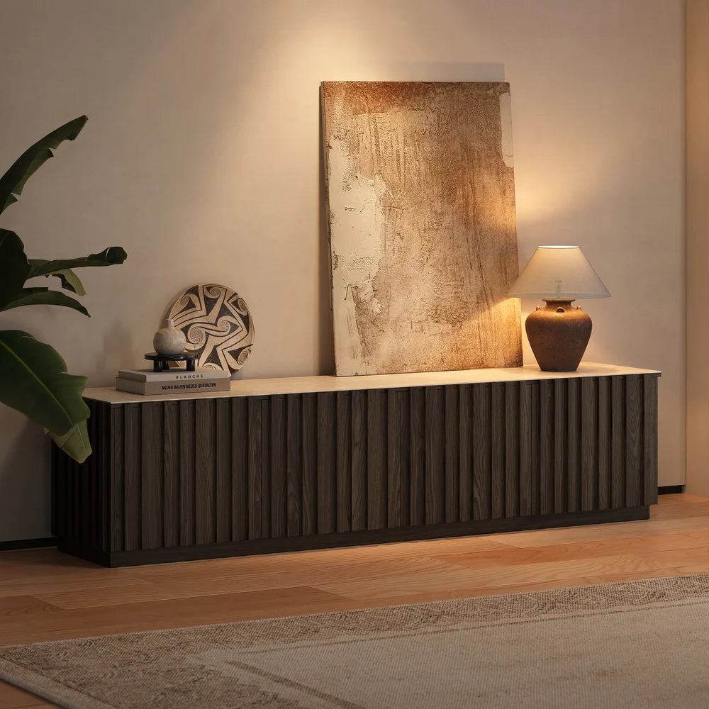 Meuble TV Aura 211 cm en frêne cannelé brun fumé avec plateau en pierre frittée
