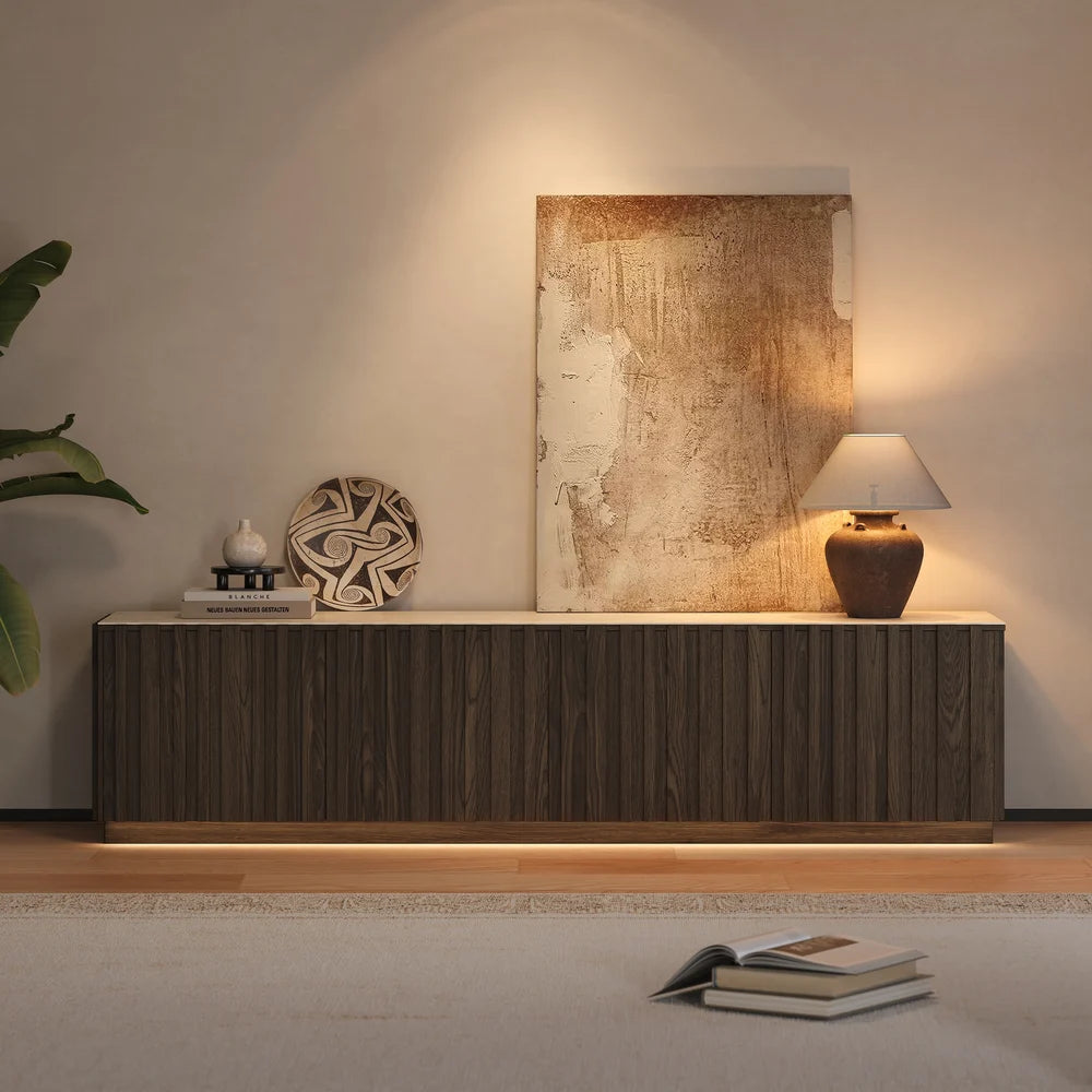 Meuble TV Aura 211 cm en frêne cannelé brun fumé avec plateau en pierre frittée