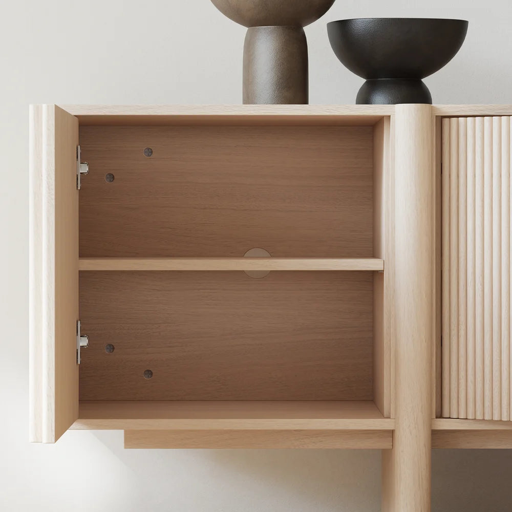 Meuble TV de 203 cm en bois de frêne cannelé blanchi avec placards