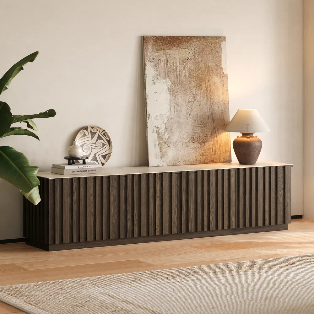 Meuble TV Aura 211 cm en frêne cannelé brun fumé avec plateau en pierre frittée