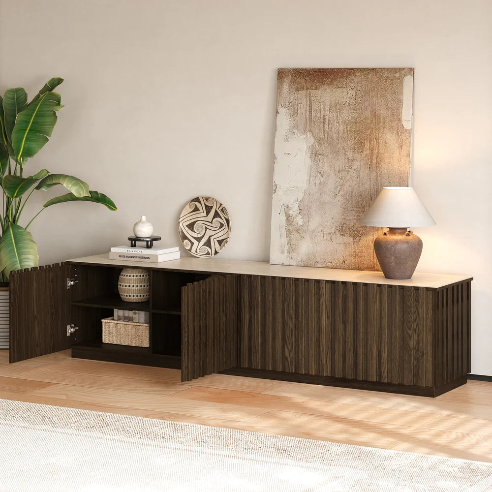 Meuble TV Aura 211 cm en frêne cannelé brun fumé avec plateau en pierre frittée