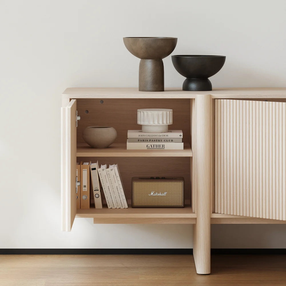 Meuble TV de 203 cm en bois de frêne cannelé blanchi avec placards