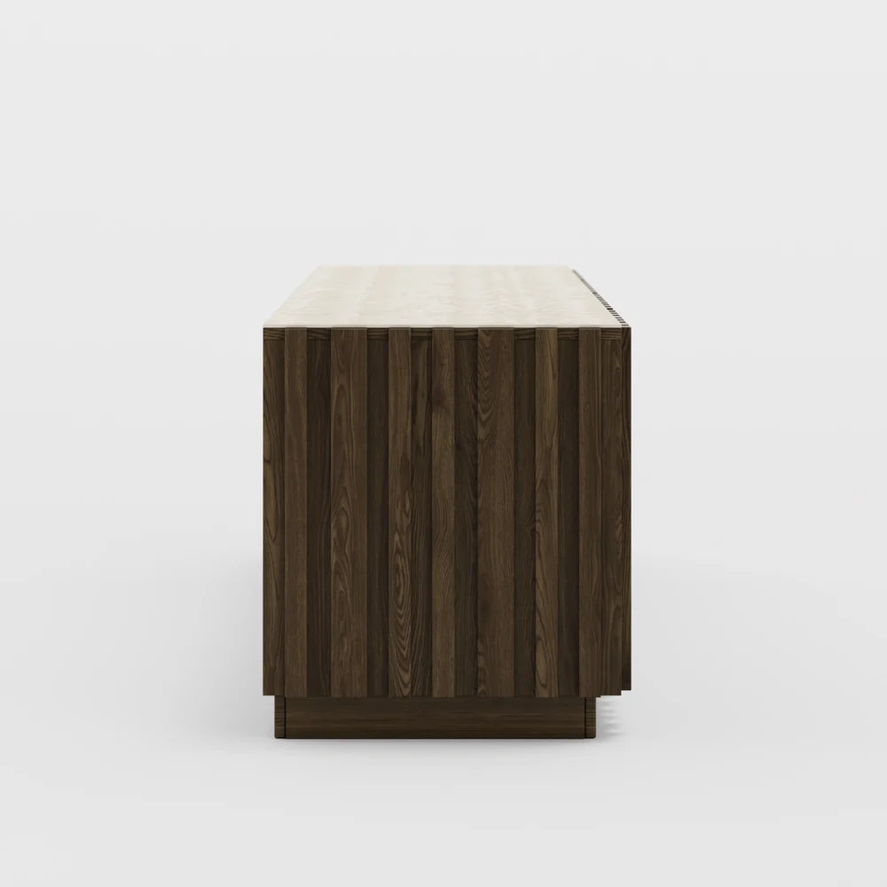 Meuble TV Aura 211 cm en frêne cannelé brun fumé avec plateau en pierre frittée