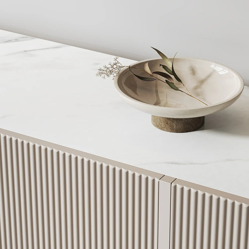 Meuble TV Grovyn 150 cm avec plateau en pierre frittée et design cannelé Ivoire brillant