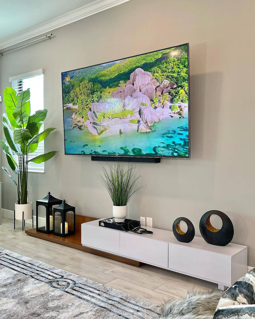 Meuble TV extensible au sol en noyer avec 3 tiroirs
