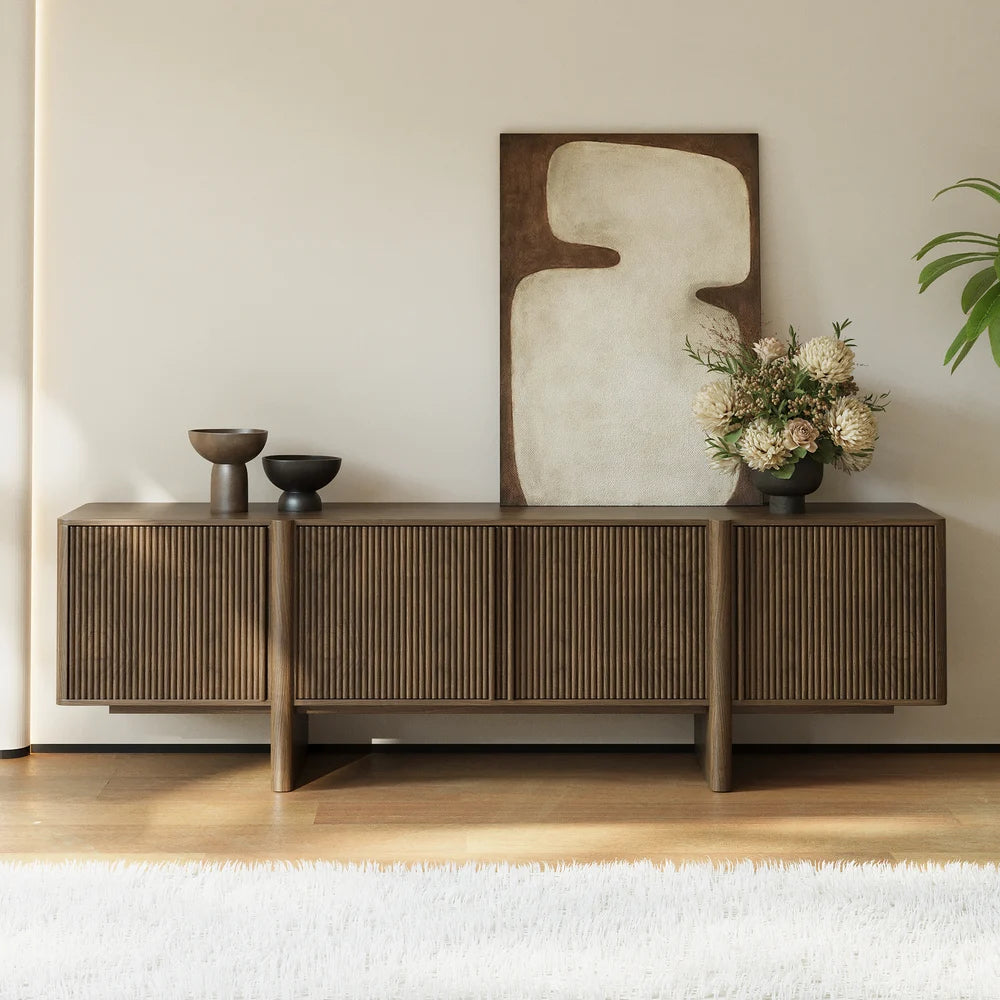 Meuble TV Lineva 203 cm en bois massif cannelé marron fumé avec armoires