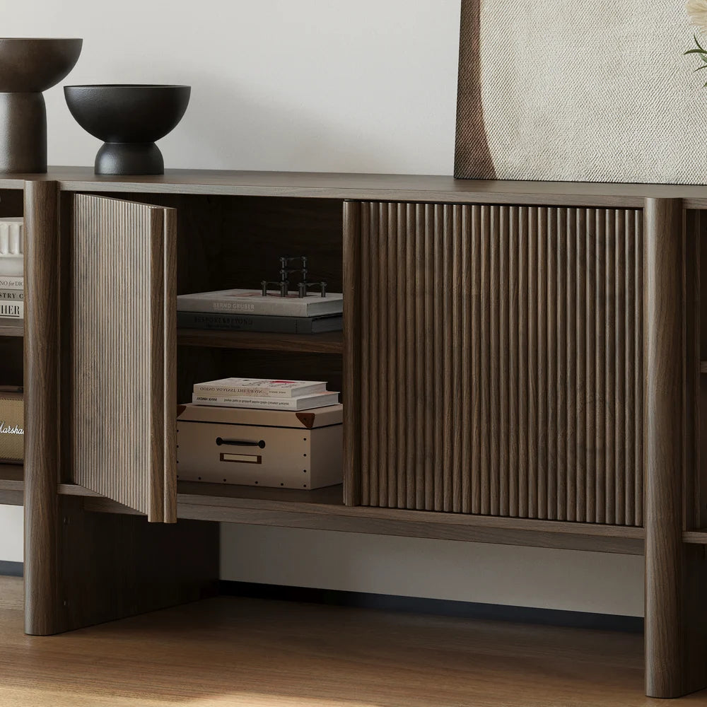 Meuble TV Lineva 203 cm en bois massif cannelé marron fumé avec armoires